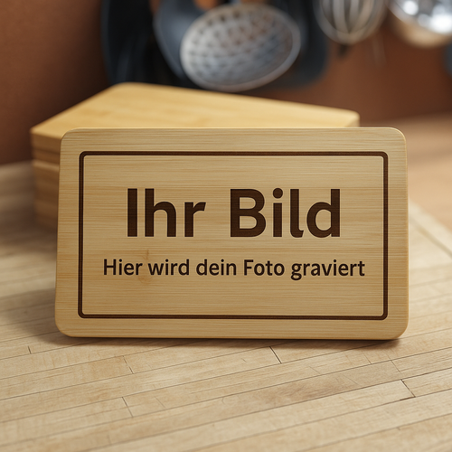 Individuelles Holzbrett mit persönlichen Bildern und Logos